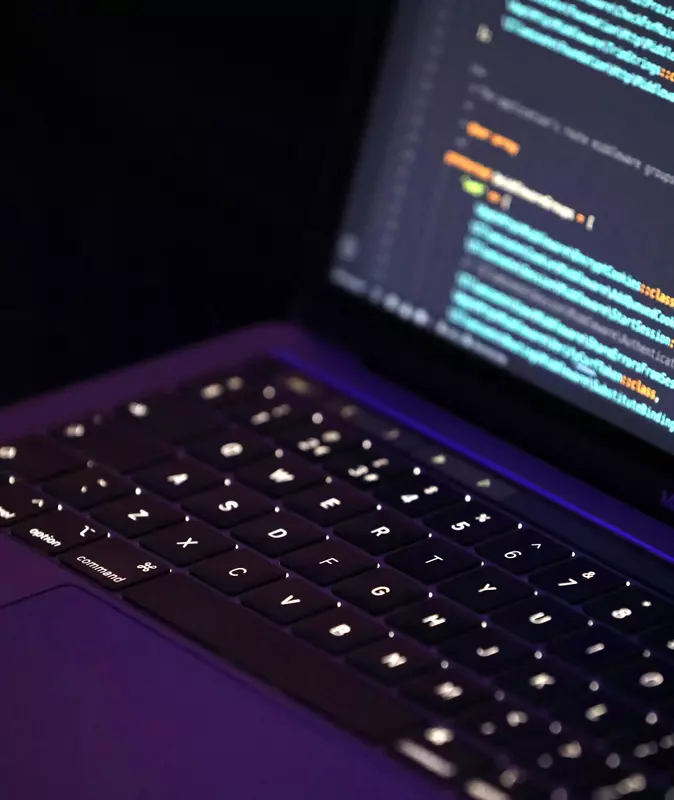 Ordinateur et code Crédit : Mohammad Rahmani, Unsplash