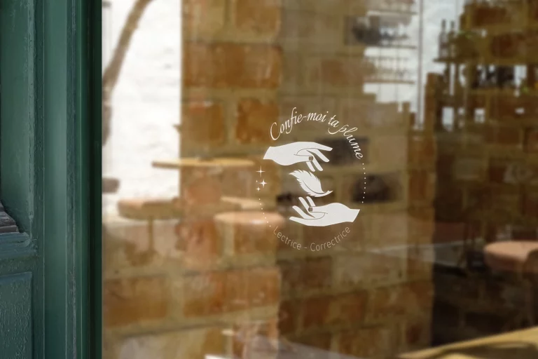Logo sur vitrine, lectrice correctrice "confie-moi ta plume"